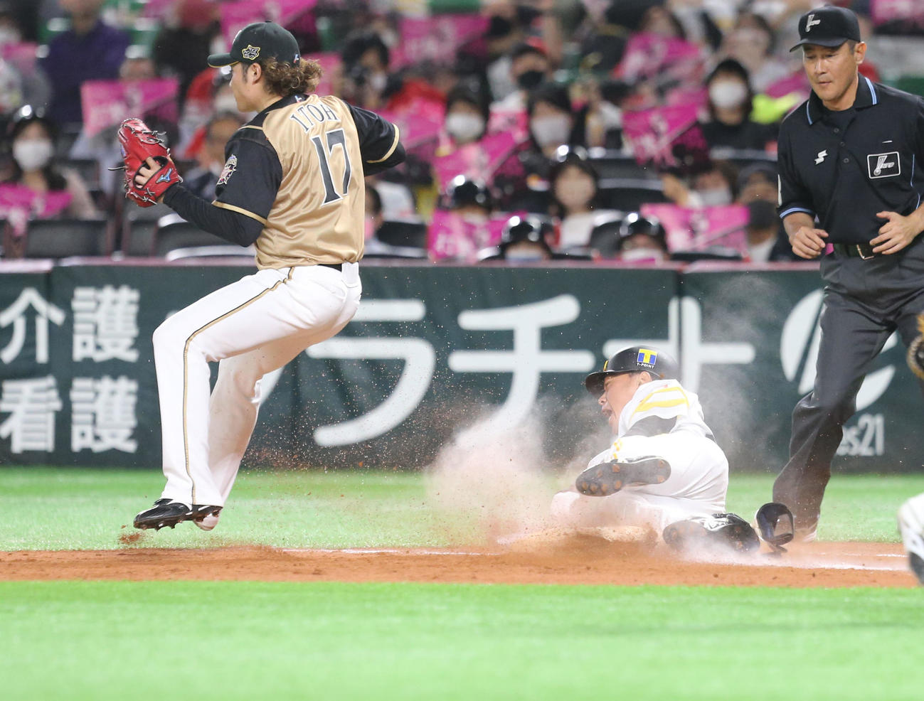 ソフトバンク対日本ハム　7回裏ソフトバンク1死二塁、一ゴロは放ちヘッドスライディングをする長谷川（撮影・屋方直哉）