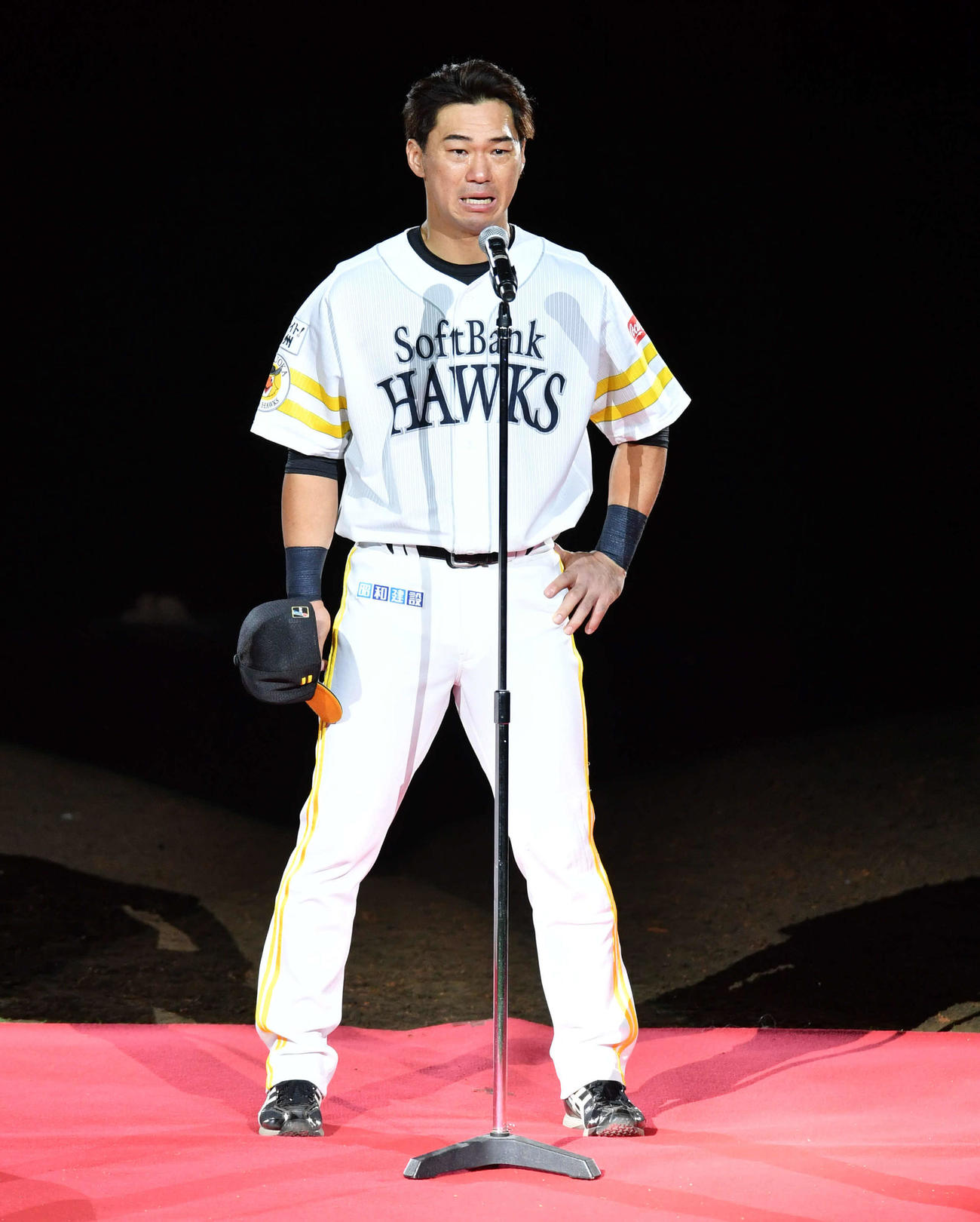引退セレモニーで涙ぐみながらあいさつをする長谷川（撮影・岩下翔太）