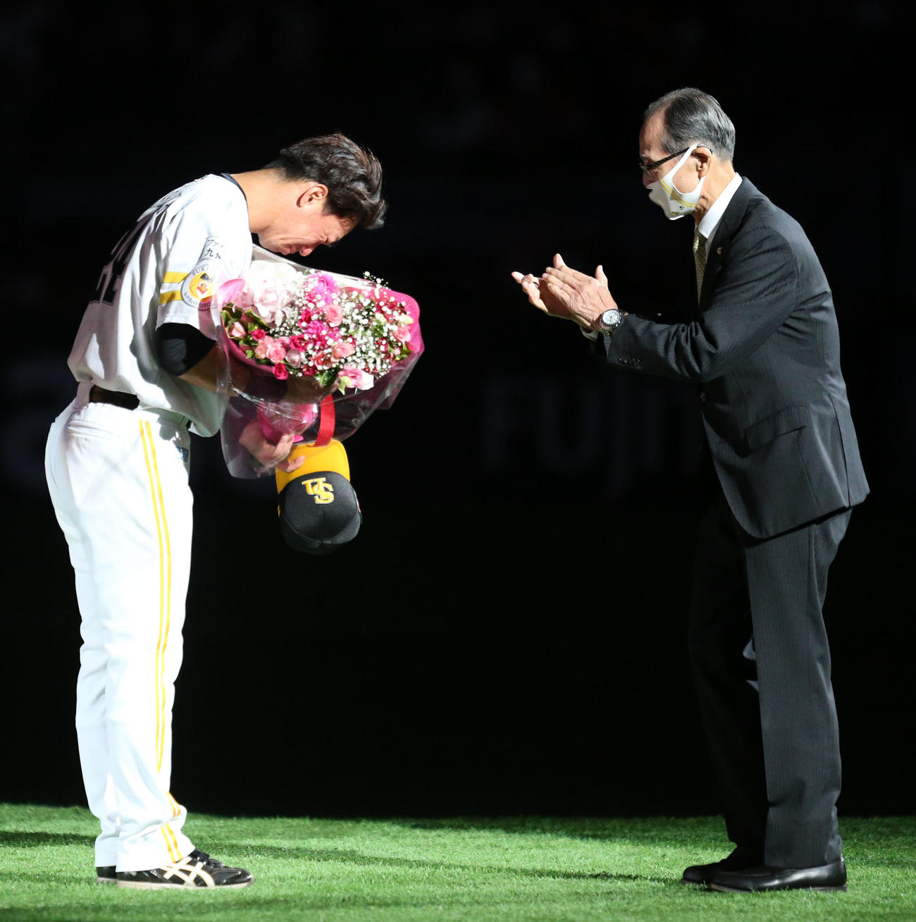 ソフトバンク対日本ハム　引退セレモニーで王球団会長から花束を受け取る長谷川（撮影・屋方直哉）