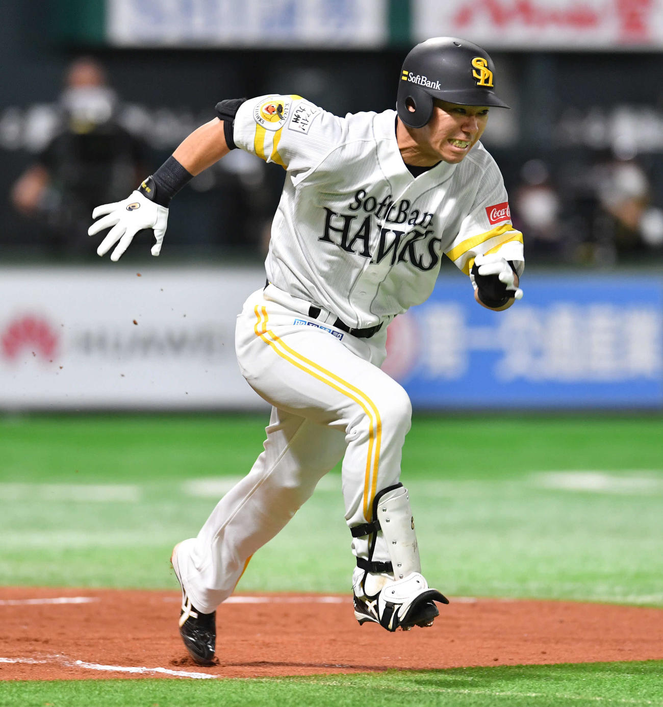 ソフトバンク対日本ハム　7回裏ソフトバンク1死二塁、代打で登場した長谷川は一ゴロに倒れる（撮影・岩下翔太）
