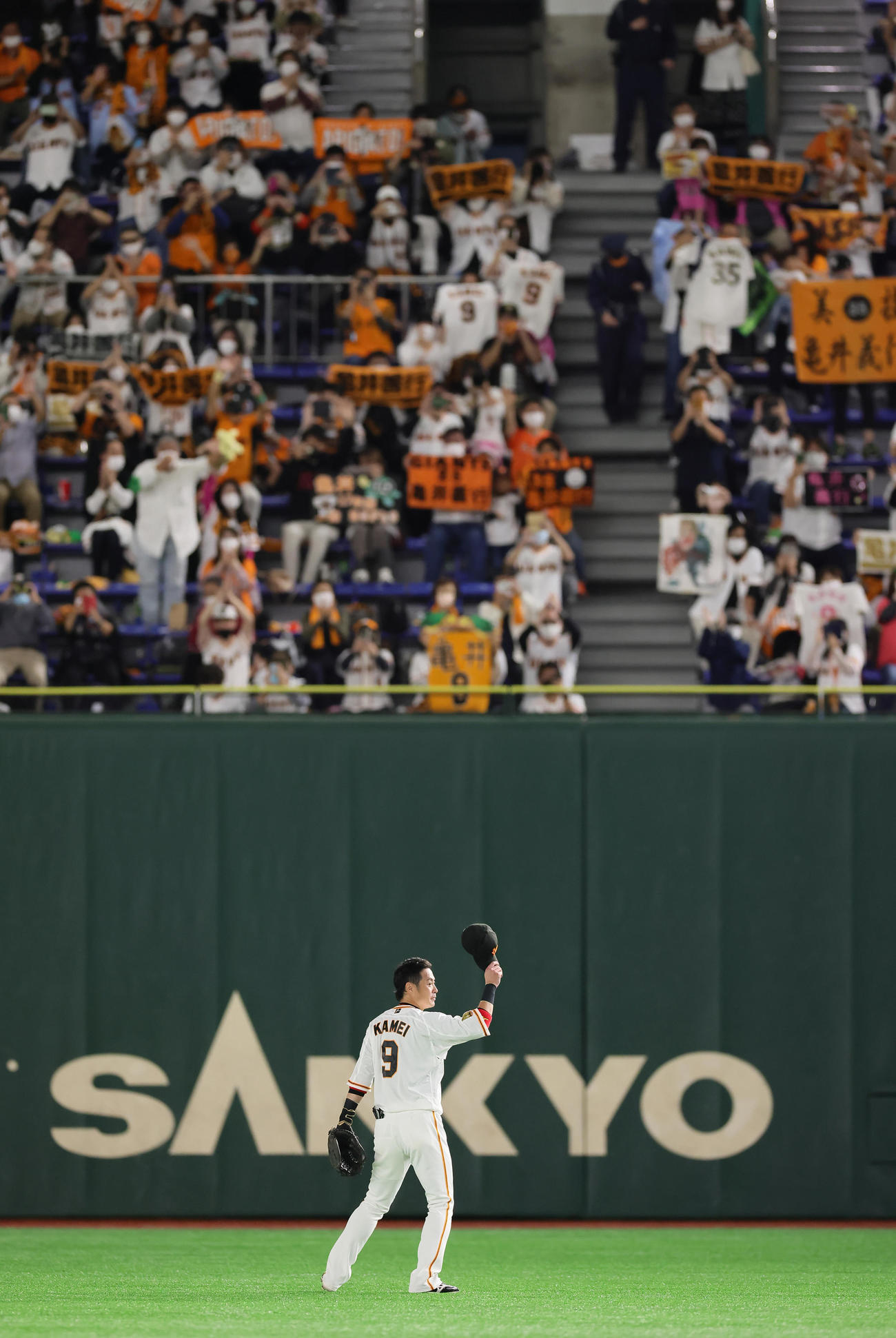 巨人対ヤクルト　6回表右翼の守備についた亀井はそのまま交代となり、スタンドに手を振って応える（撮影・足立雅史）