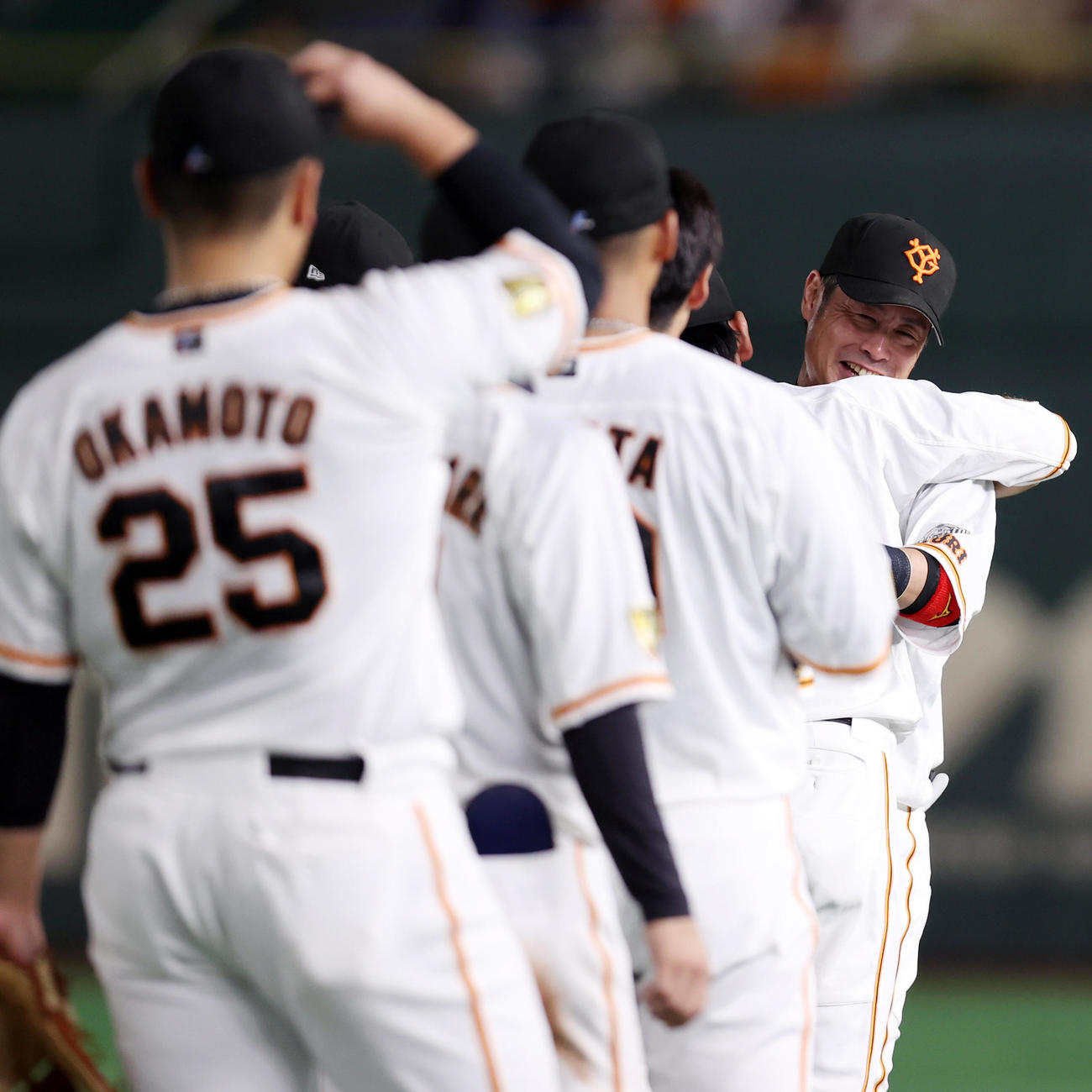 巨人対ヤクルト　6回表、いったん守備に就く亀井義行（右）は、原監督から交代を告げられ、待ち受けるナインと抱き合い号泣する（撮影・狩俣裕三）