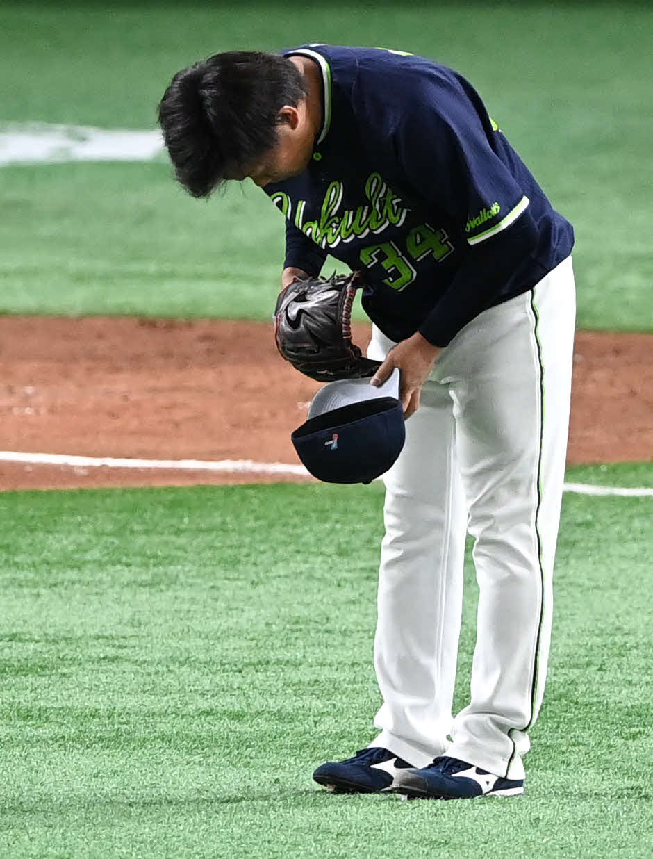 巨人対ヤクルト　5回裏巨人1死満塁、代打亀井を三ゴロに仕留めた田口は、ベンチに戻る前に亀井に向かって一礼する（撮影・山崎安昭）