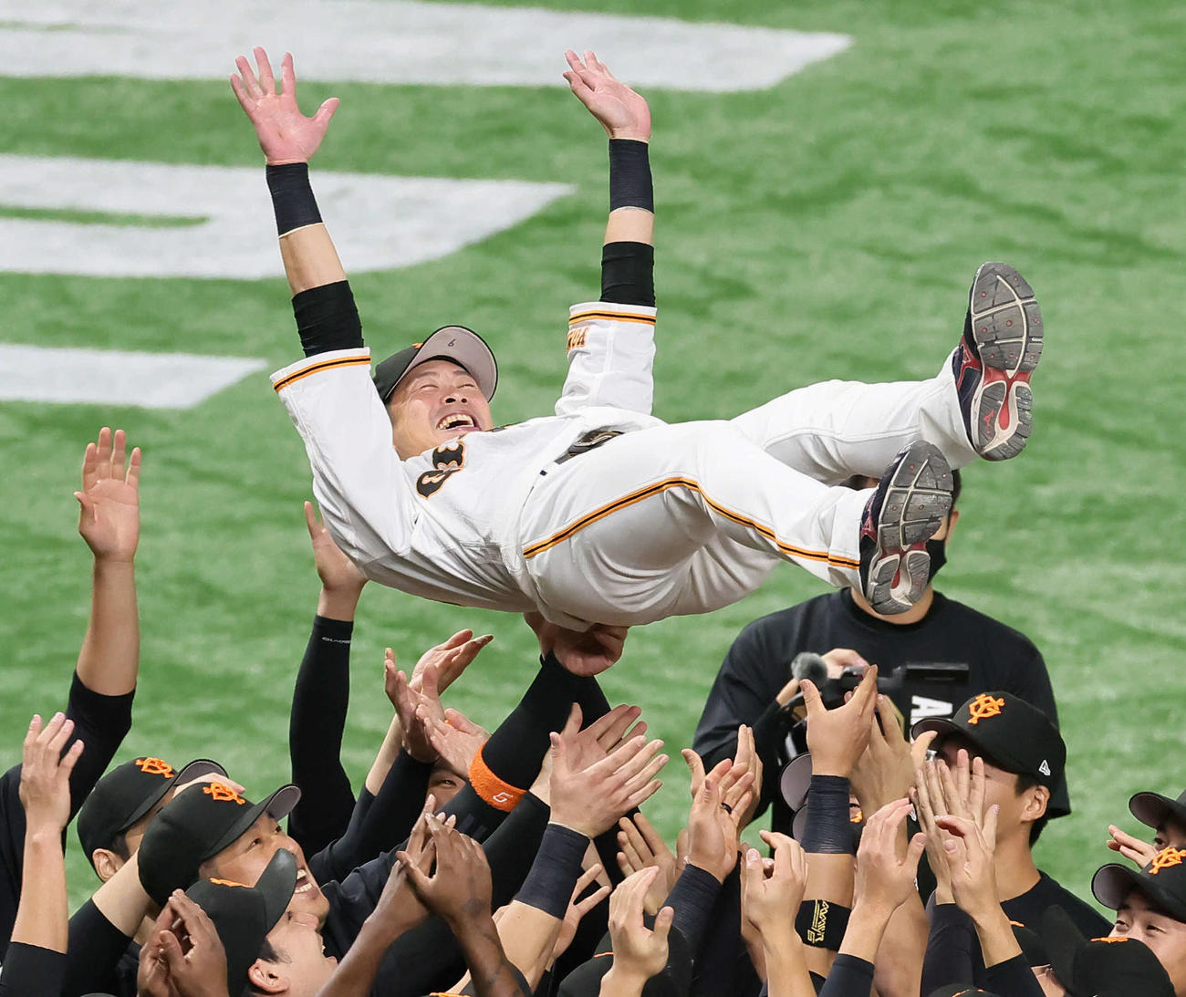 引退セレモニーを終え、胴上げされる巨人亀井（撮影・足立雅史）