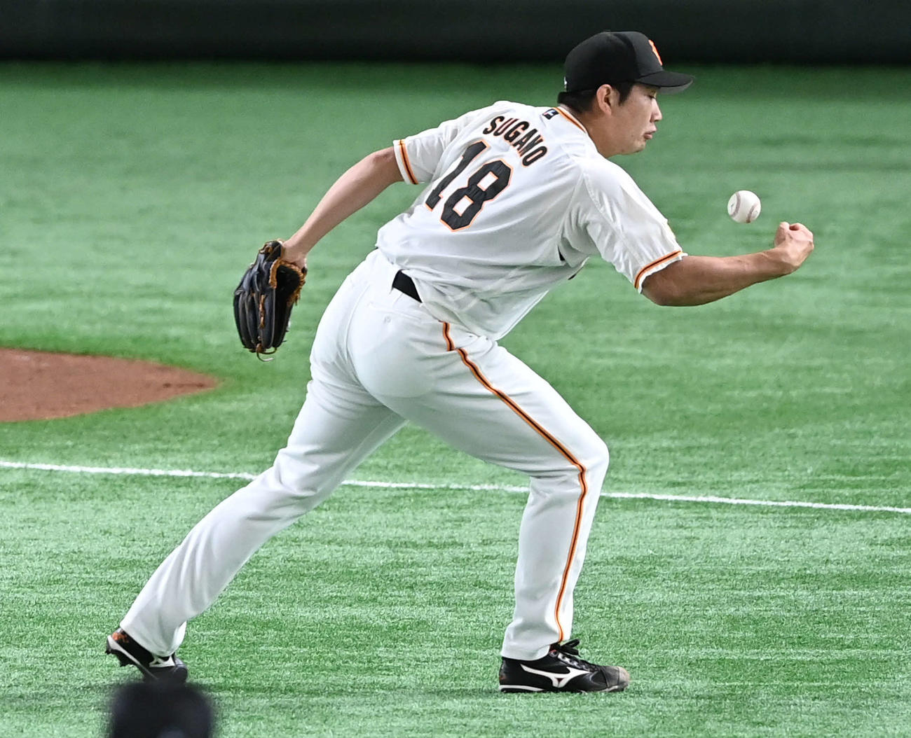 巨人対ヤクルト　1回表ヤクルト無死、菅野は塩見の投ゴロをお手玉する（撮影・山崎安昭）