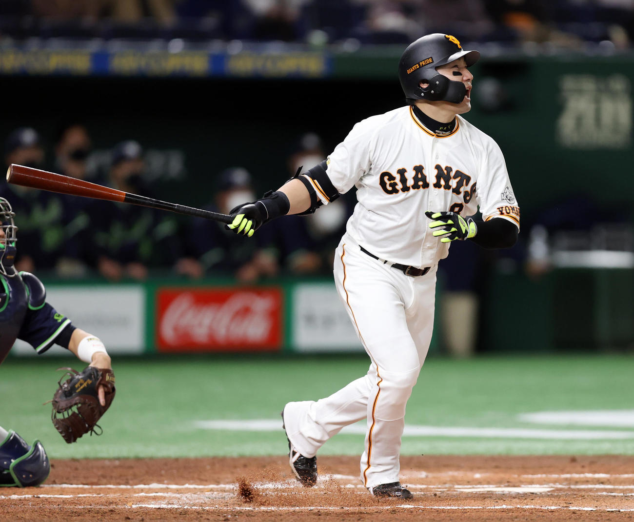 巨人対ヤクルト　1回裏巨人無死一、三塁、先制3点本塁打を放つ丸（撮影・狩俣裕三）