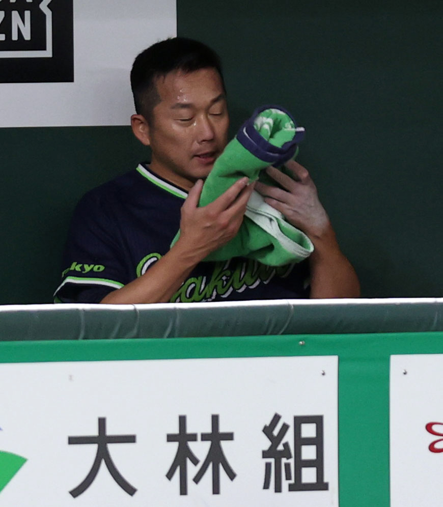 巨人対ヤクルト　1回裏、降板する石川（中央）（撮影・狩俣裕三）