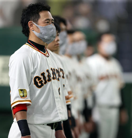 巨人対ヤクルト　試合前、君が代斉唱をする亀井（撮影・狩俣裕三）