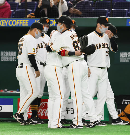 巨人対ヤクルト　6回表、巨人原監督（同右）は交代の亀井を抱きしめる（撮影・足立雅史）