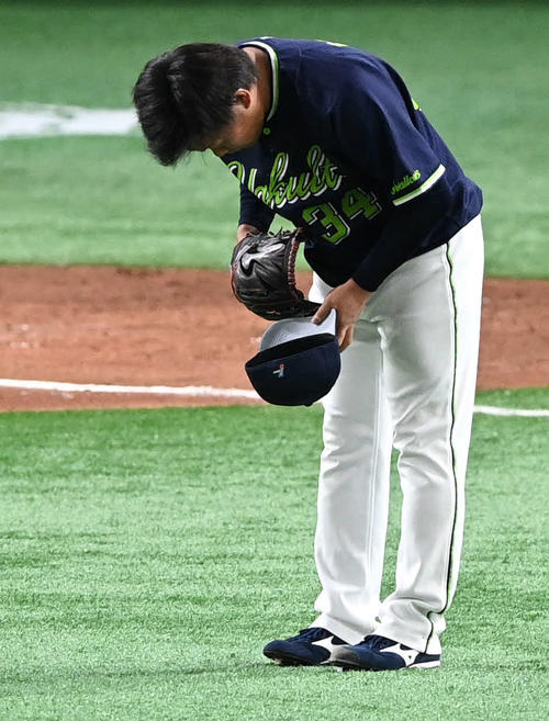 巨人対ヤクルト　5回裏巨人1死満塁、代打亀井を三ゴロに仕留めた田口は、ベンチに戻る前に亀井に向かって一礼する（撮影・山崎安昭）