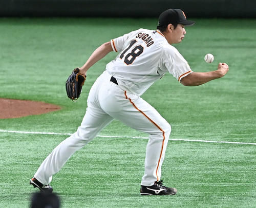 巨人対ヤクルト　1回表ヤクルト無死、菅野は塩見の投ゴロをお手玉する（撮影・山崎安昭）