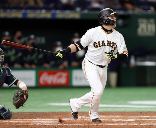 巨人対ヤクルト　1回裏巨人無死一、三塁、先制3点本塁打を放つ丸（撮影・狩俣裕三）