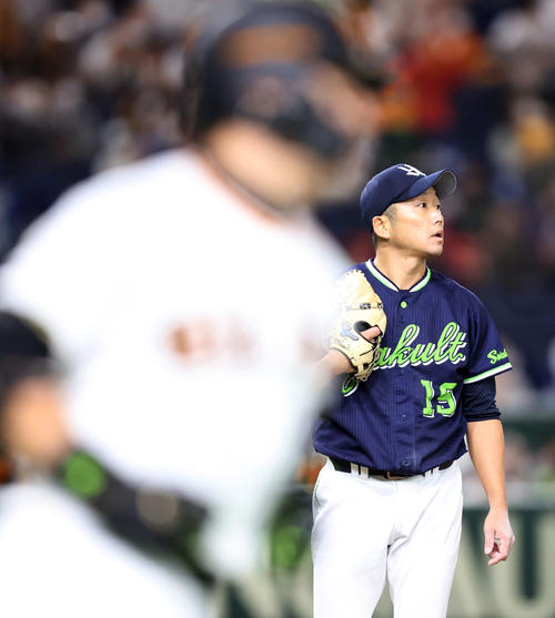 巨人対ヤクルト　1回裏巨人無死一、三塁、丸（手前）に先制3点本塁打を浴びる石川（撮影・狩俣裕三）