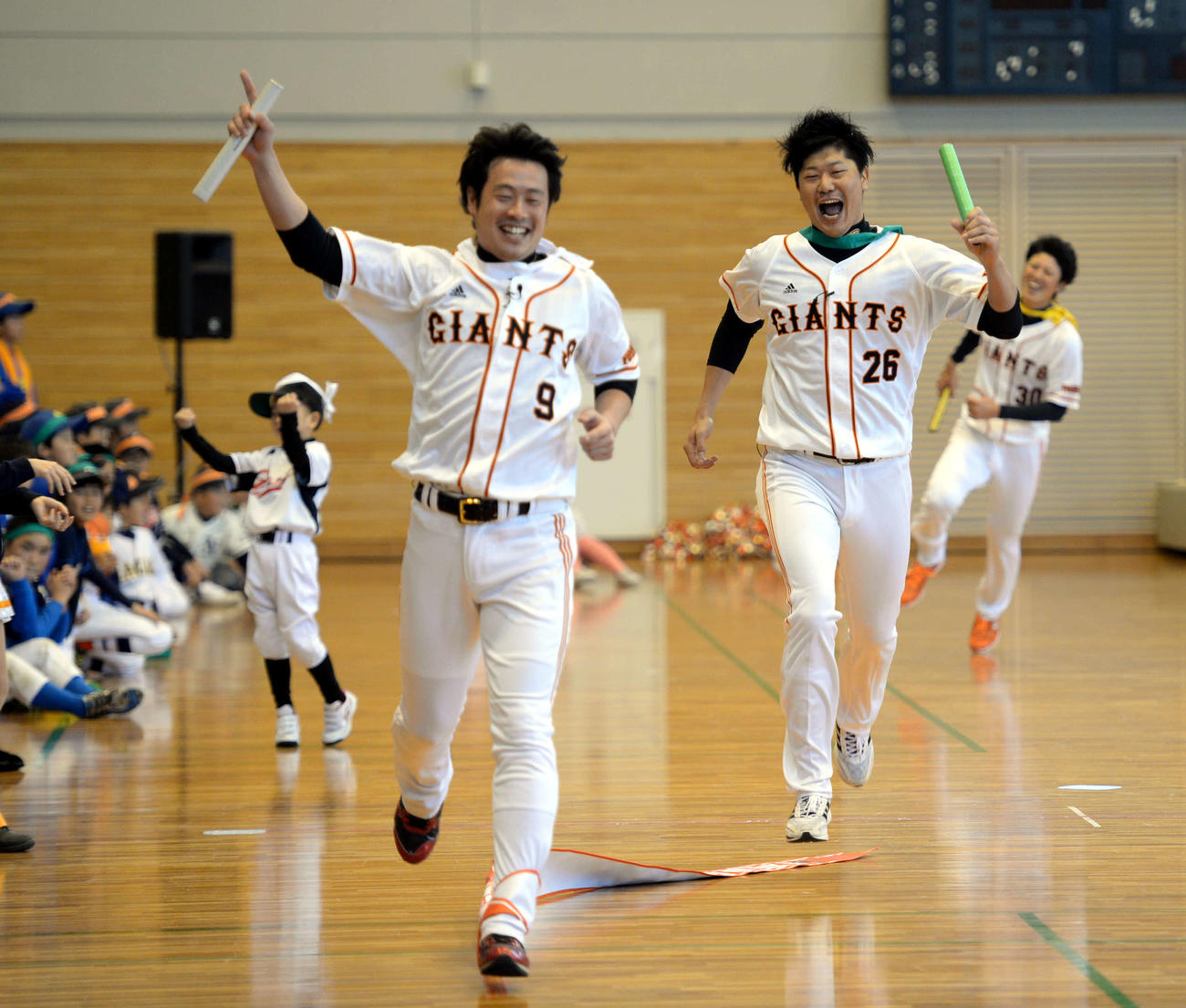 「ジャイアンツスポーツフェスタ」の対抗リレーで亀井（左）に敗れ悔しがる内海（2013年12月7日撮影）