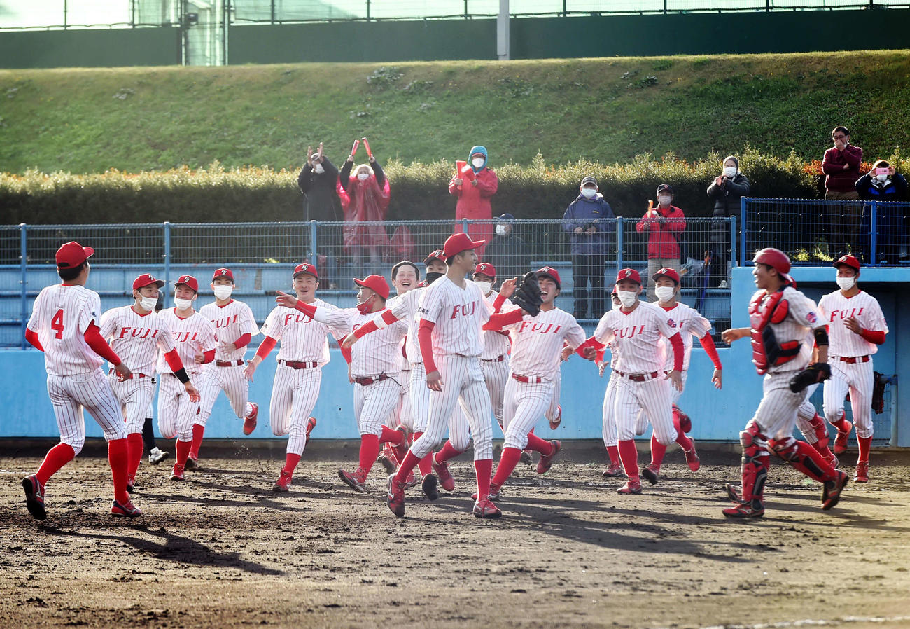 3季連続36度目の優勝を果たし、歓喜する富士大ナイン（撮影・相沢孔志）