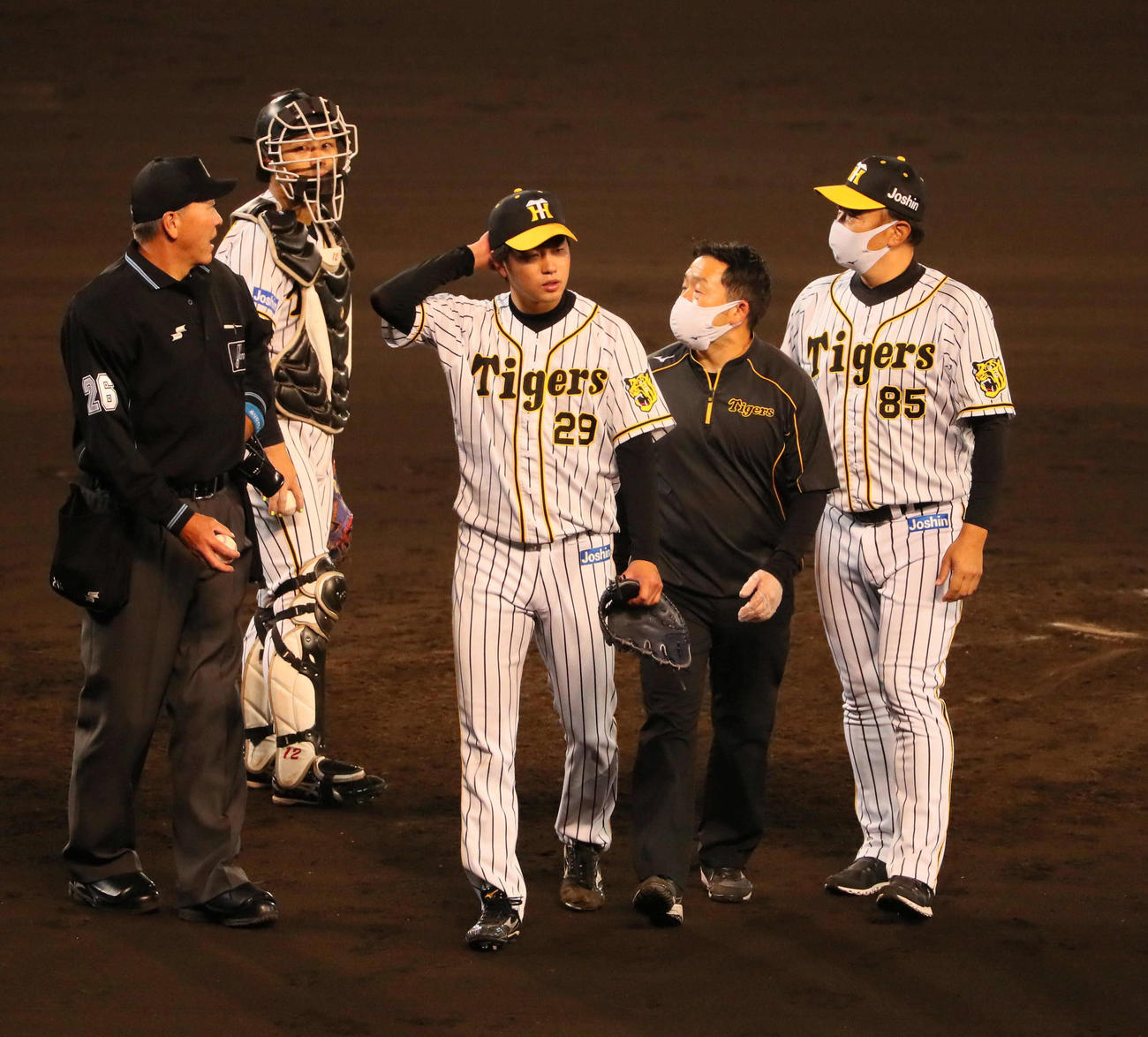 21年10月21日、阪神対中日　9回表中日、投球練習を行った高橋（中央）は急きょ福原（右）コーチらと話し合い降板する（撮影・宮崎幸一）