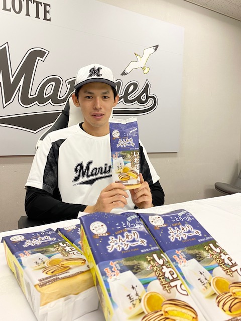 ロッテ本社からの差し入れ「ふんわりプチケーキ」に喜ぶ佐々木朗希（球団提供）