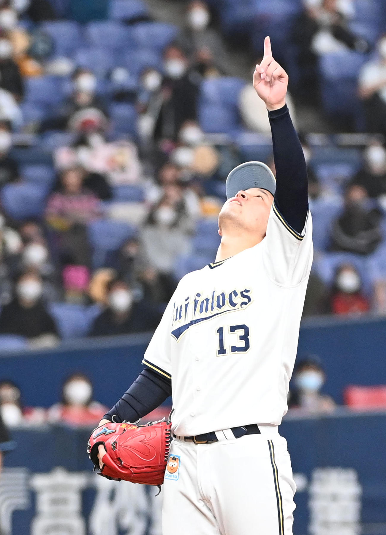 オリックス対西武　5回表西武2死一、三塁、外崎の飛球を指さす宮城（撮影・前岡正明）