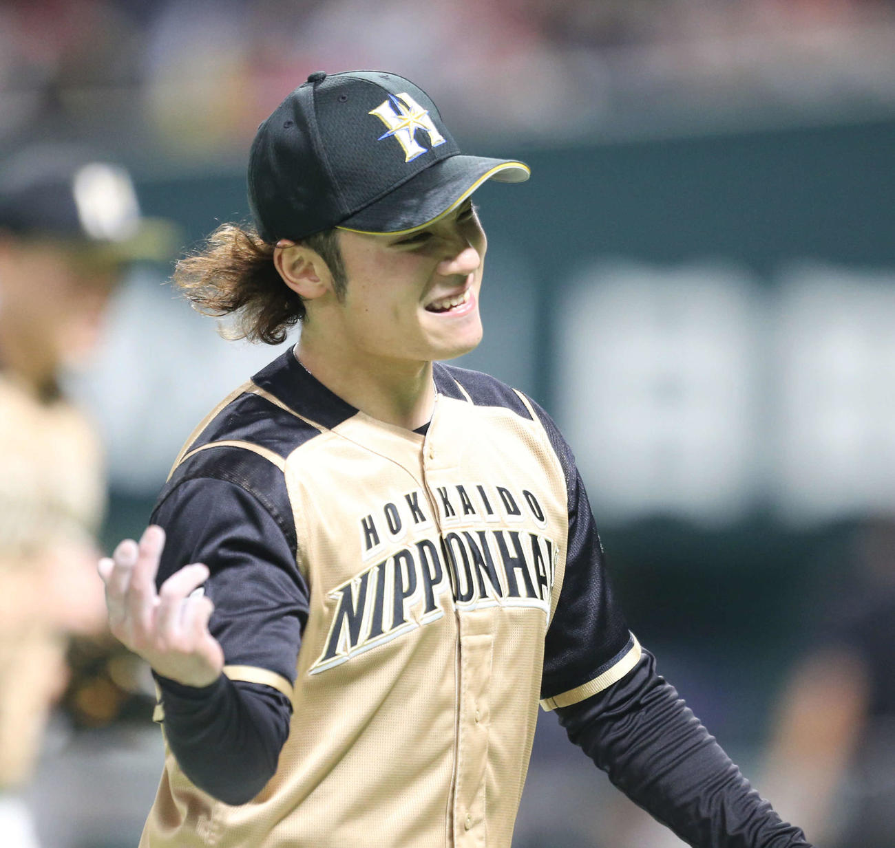 ソフトバンク対日本ハム　3回裏を投げ終えベンチに戻る伊藤（撮影・屋方直哉）