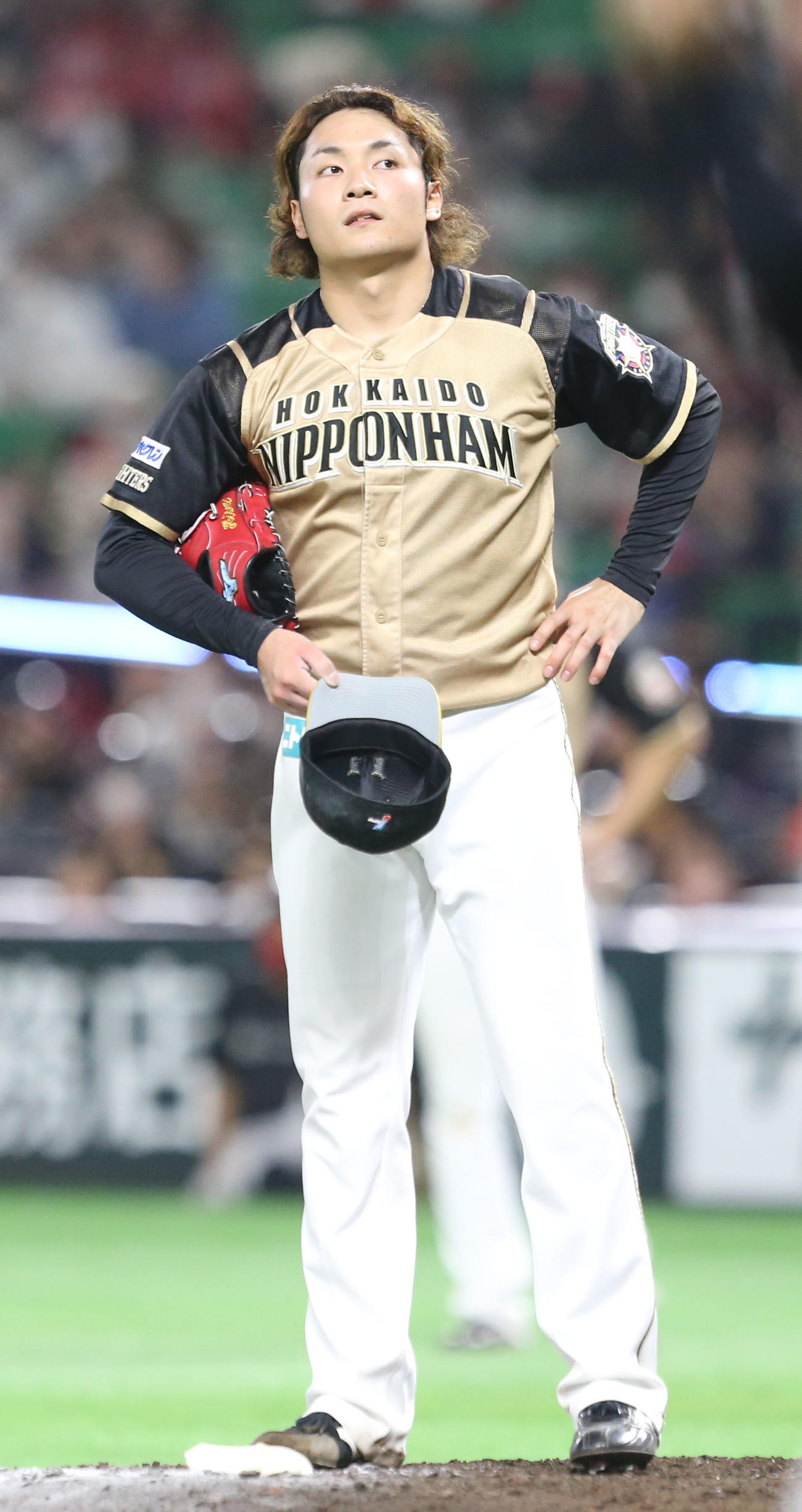 ソフトバンク対日本ハム　7回裏ソフトバンク2死三塁、伊藤は甲斐に左越えの2点本塁打を浴びる（撮影・屋方直哉）