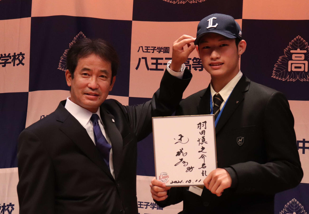 指名あいさつを受けた八王子学園八王子・羽田慎之介投手（右）と、西武・潮崎哲也編成ディレクター（撮影・阿部泰斉）