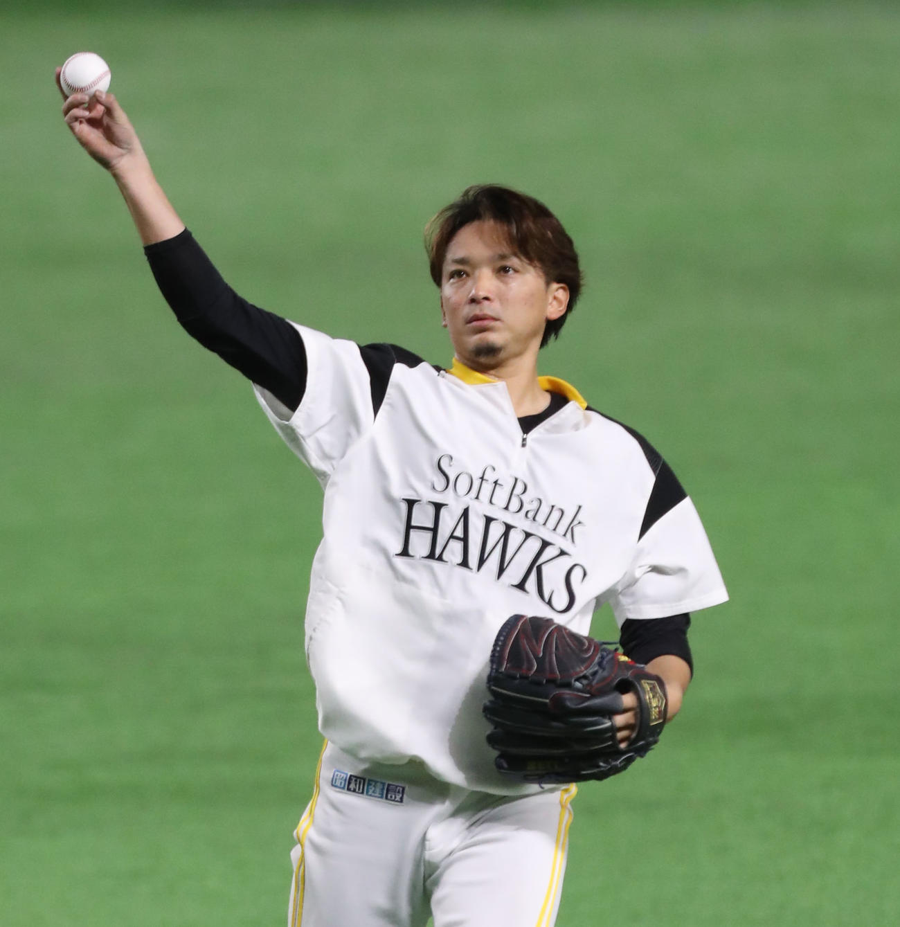 ソフトバンク対日本ハム　キャッチボールをする東浜（撮影・屋方直哉）