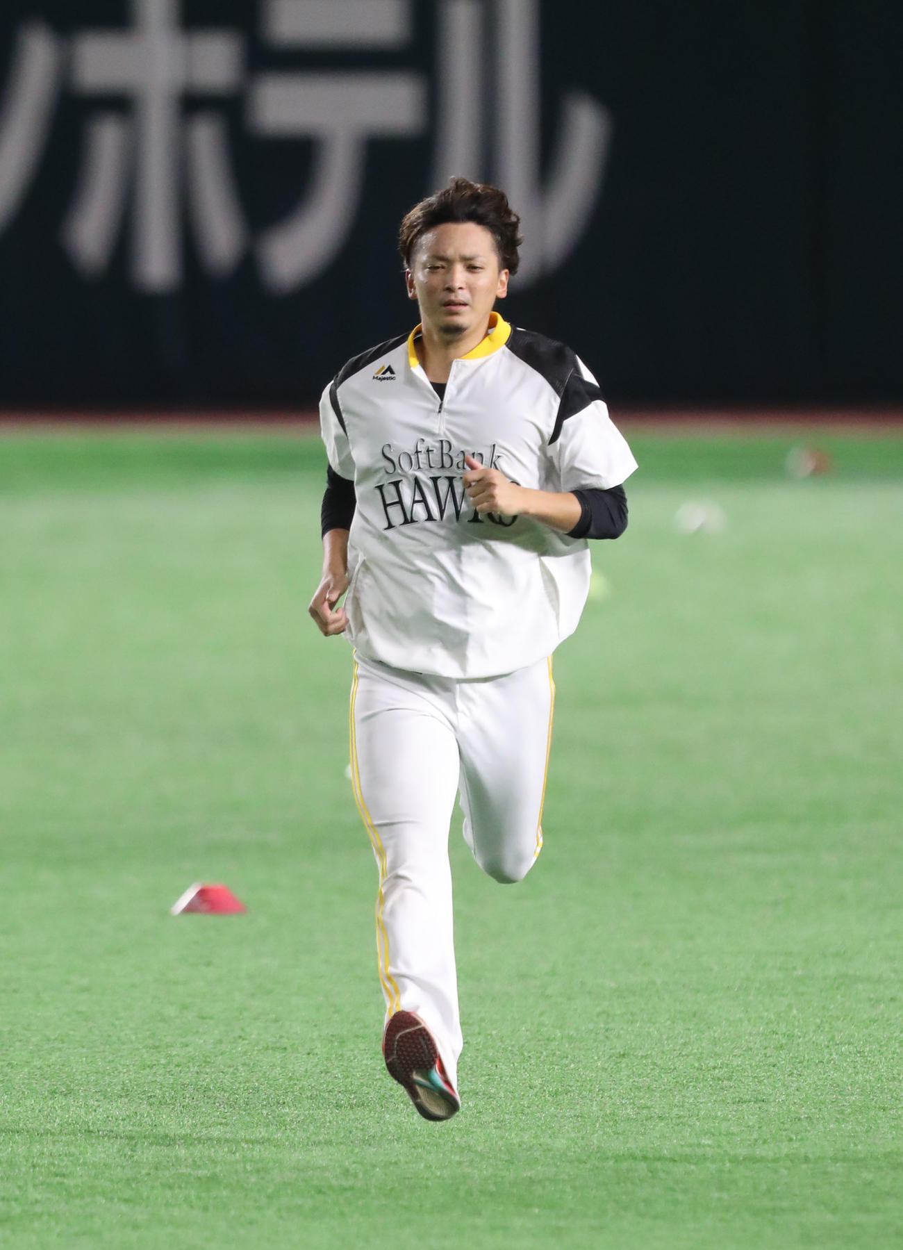 ソフトバンク対日本ハム　ダッシュをする東浜（撮影・屋方直哉）