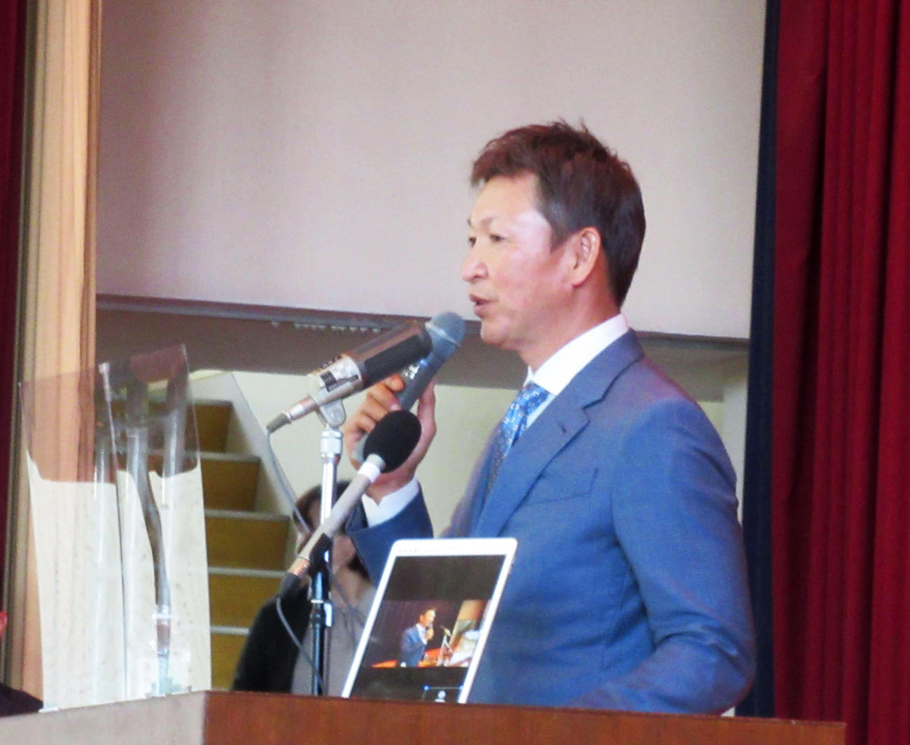北名古屋市内の5つの中学校をオンラインで結びながら講演を行う立浪和義氏（撮影・伊東大介）