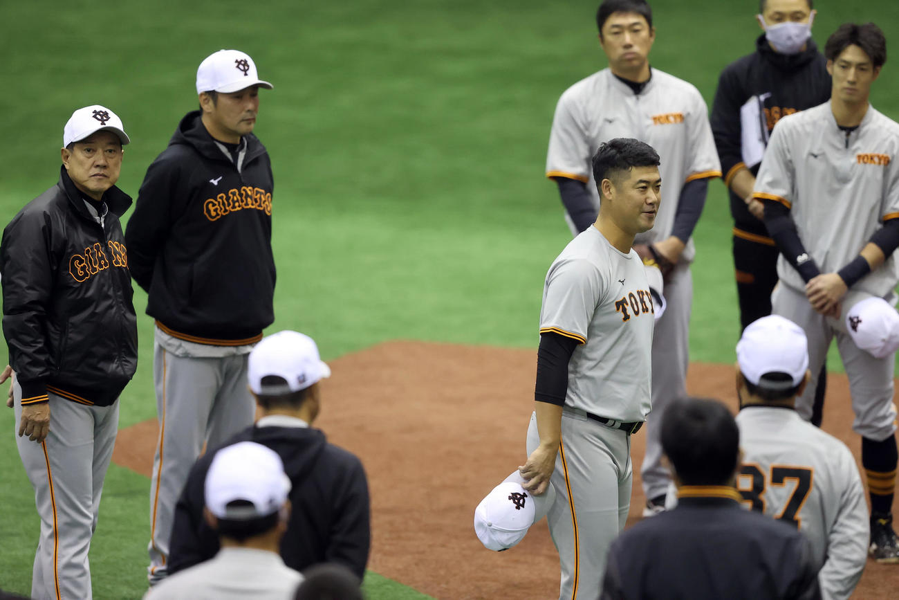 巨人練習　練習前、引退を発表した巨人大竹（中央）はスタッフ、ナインの前であいさつする）。左は原監督（撮影・垰建太）