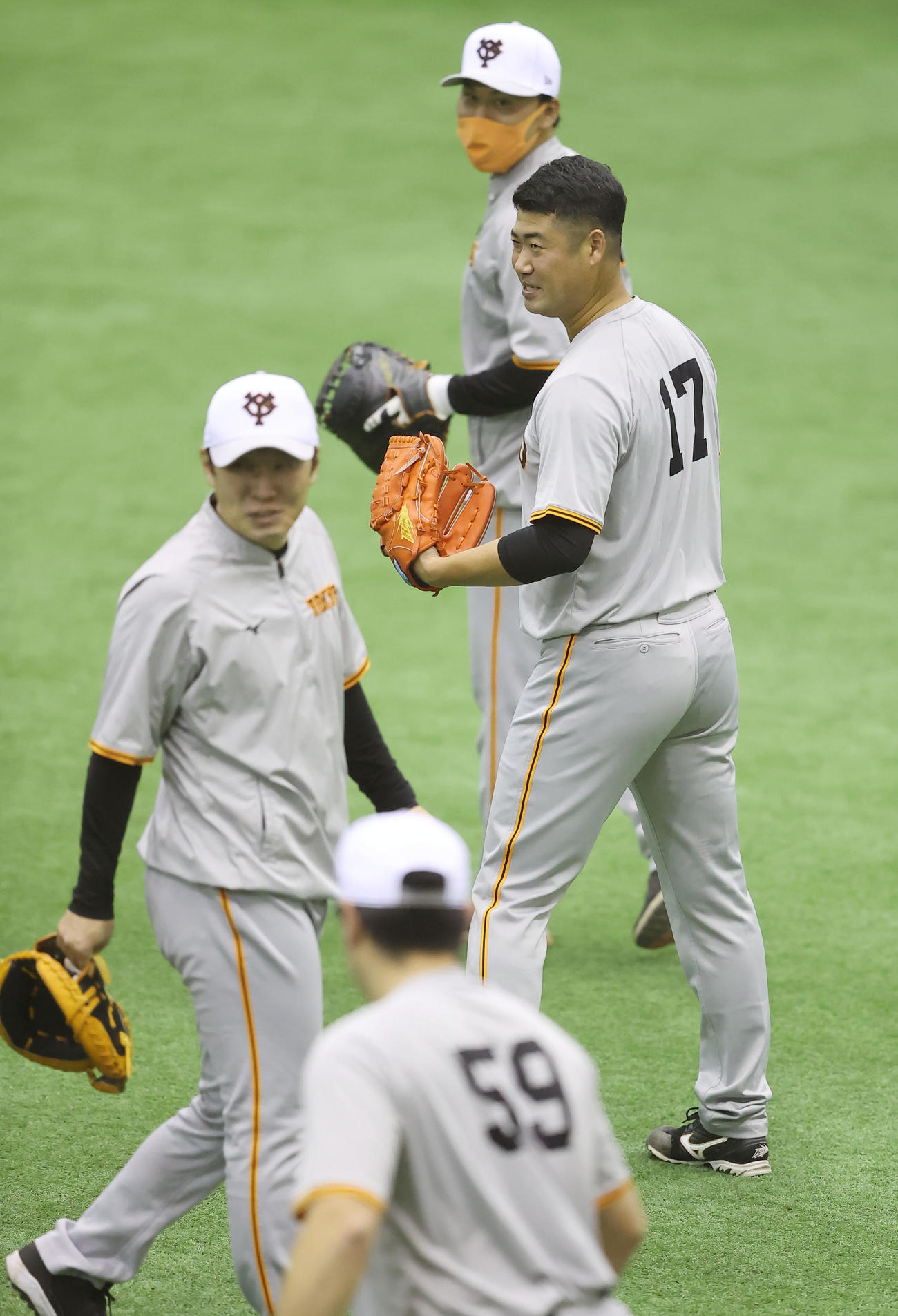 笑顔を見せながら練習に臨む巨人大竹（右）（撮影・垰建太）
