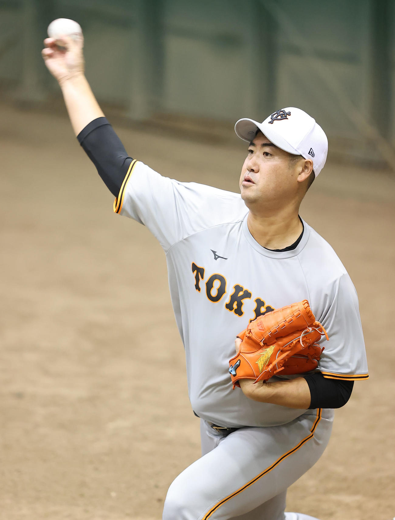 ブルペンで投球練習する巨人大竹（撮影・垰建太）