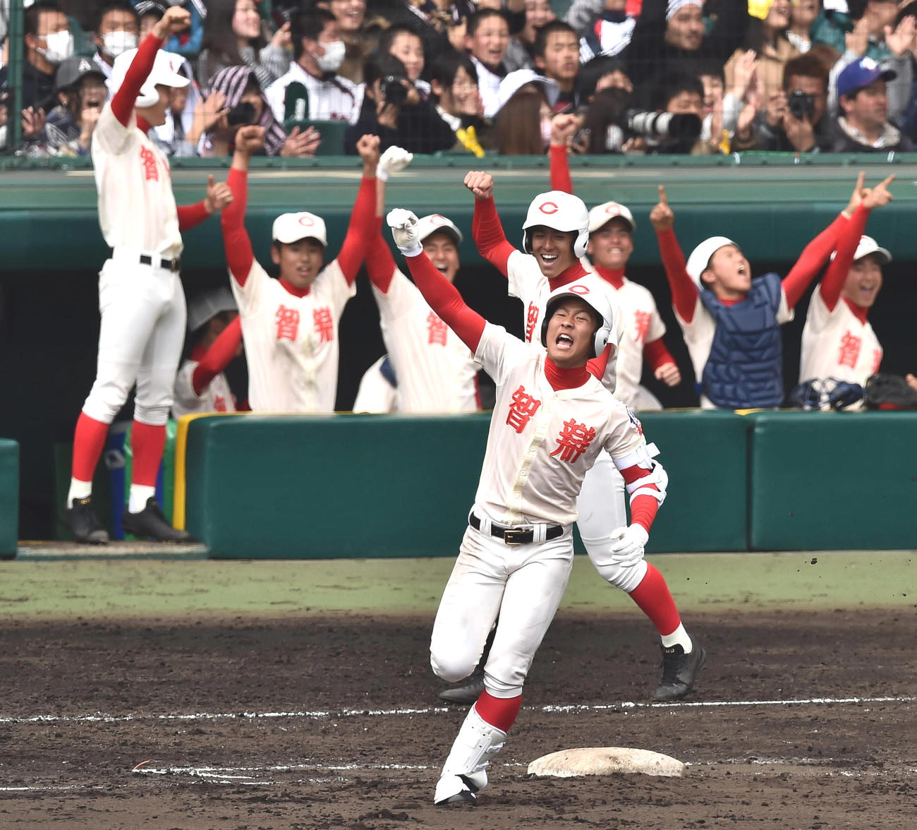 16年センバツ2回戦の鹿児島実戦で本塁打を放ちガッツポーズの智弁学園・福元悠真