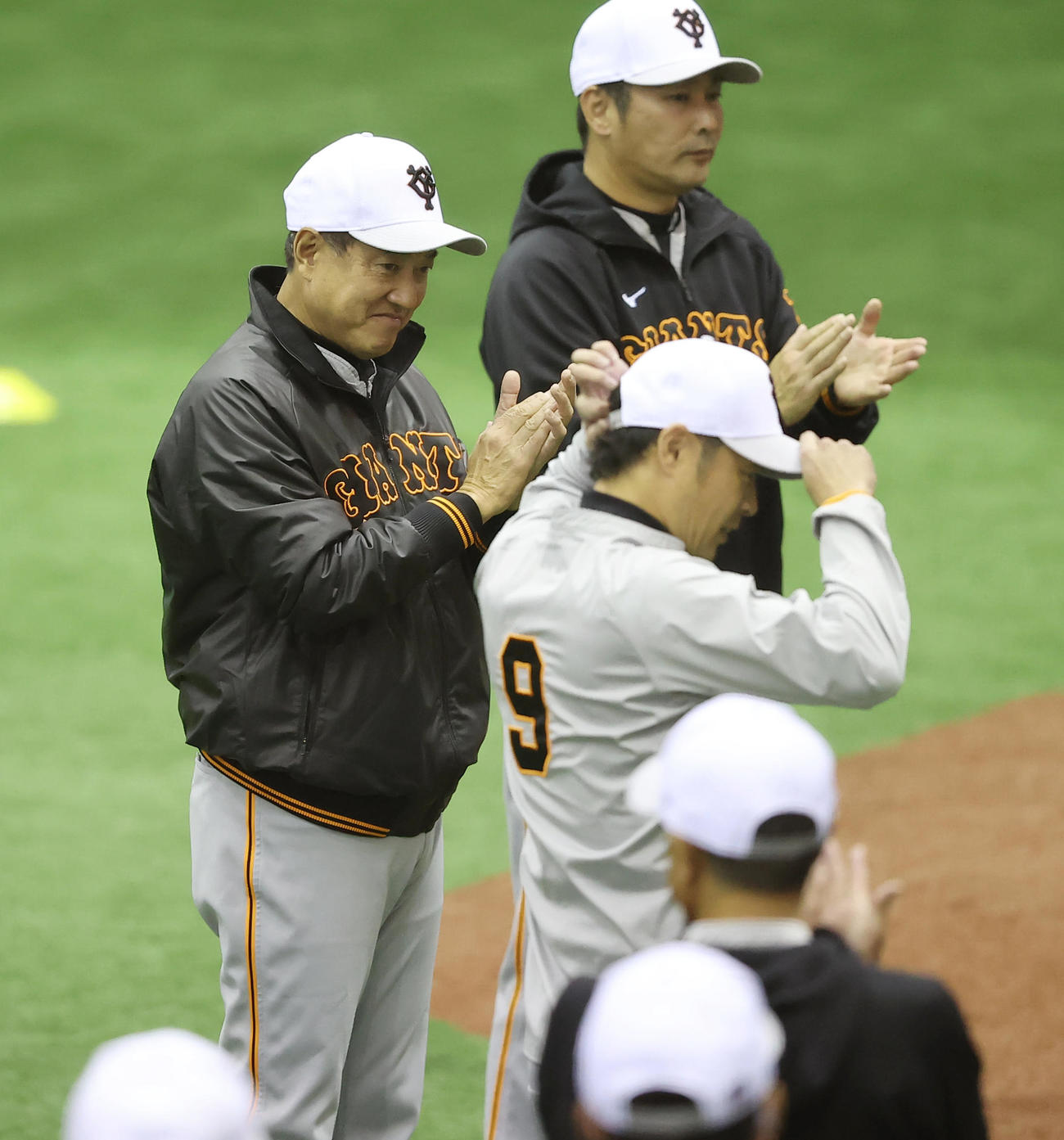 練習前、引退を発表しあいさつを終えた巨人亀井（手前）、大竹に拍手を送る原監督（左）（撮影・垰建太）