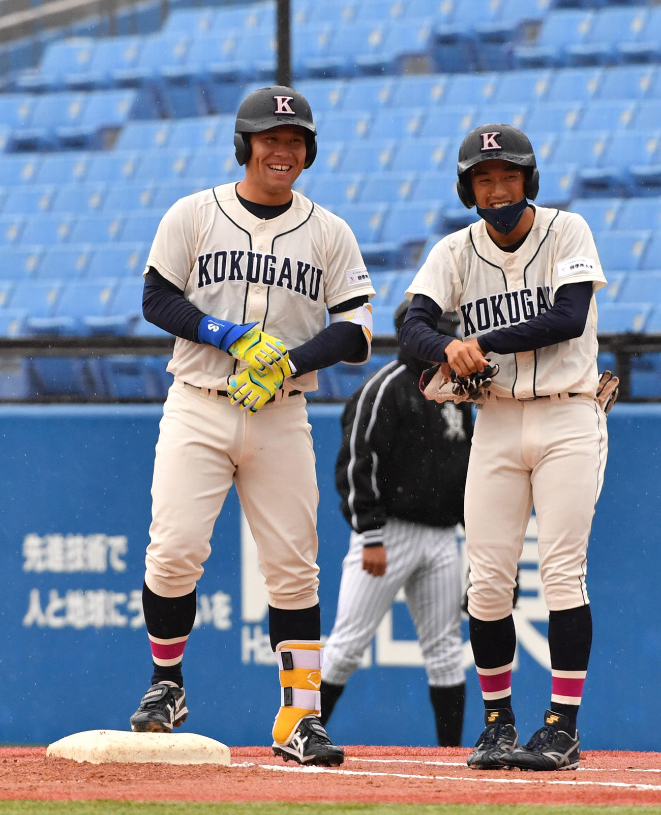 国学院大対亜大　1回表国学院大2死二塁、福永（左）は右前に適時打を放を放ち笑顔を見せる（撮影・柴田隆二）