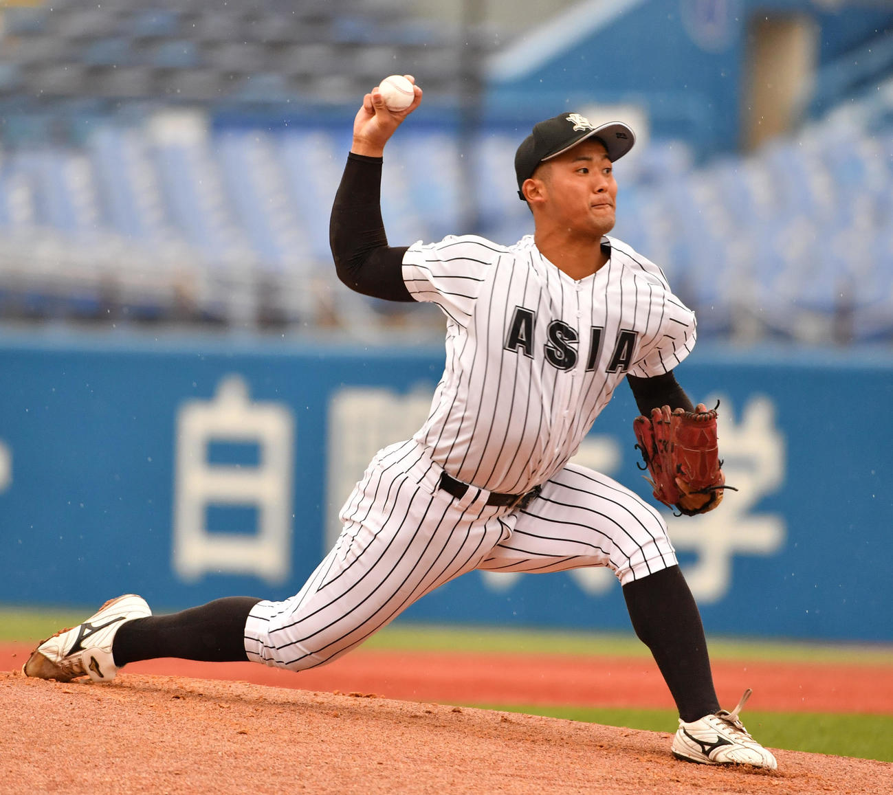 国学院大対亜大　先発した亜大・岡留（撮影・柴田隆二）