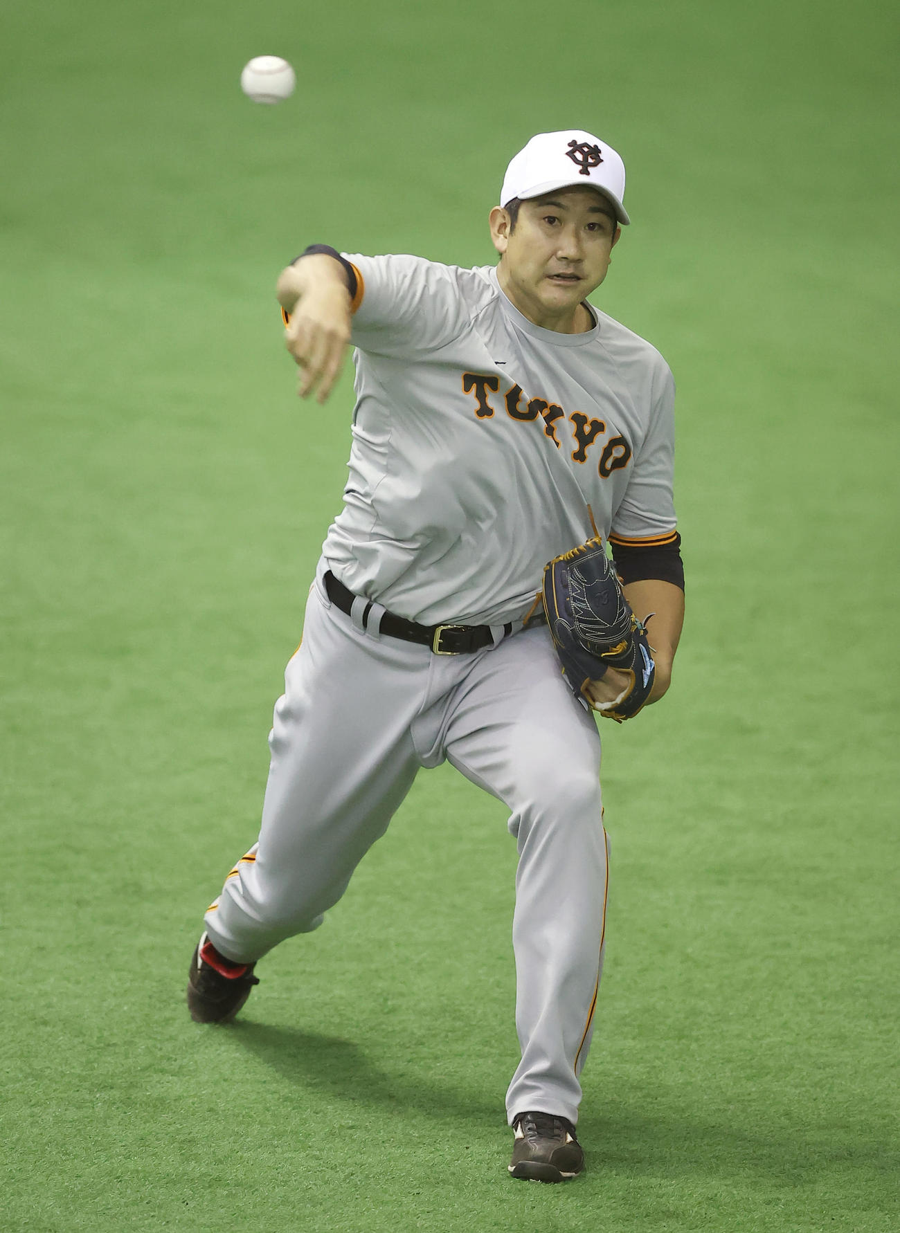 投球練習を行う巨人菅野（撮影・垰建太）