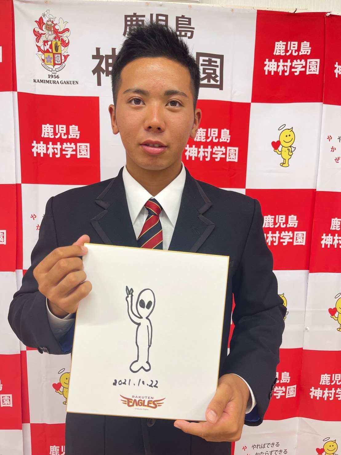 楽天ドラフト4位の神村学園・泰（たい）勝利は指名あいさつを終えて目標となる「宇宙人」を色紙に書き込む