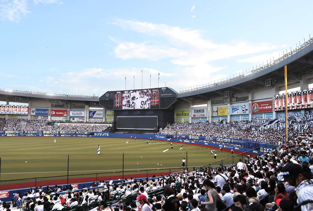 19年9月23日、ロッテ福浦和也選手（当時）の引退試合で白く染まったZOZOマリン（球団提供）