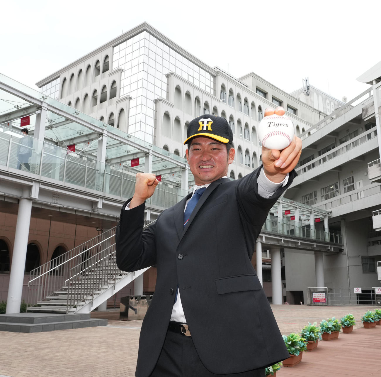 阪神から育成ドラフトの指名あいさつ後、ポーズを決める中京大・伊藤稜（撮影・森本幸一）