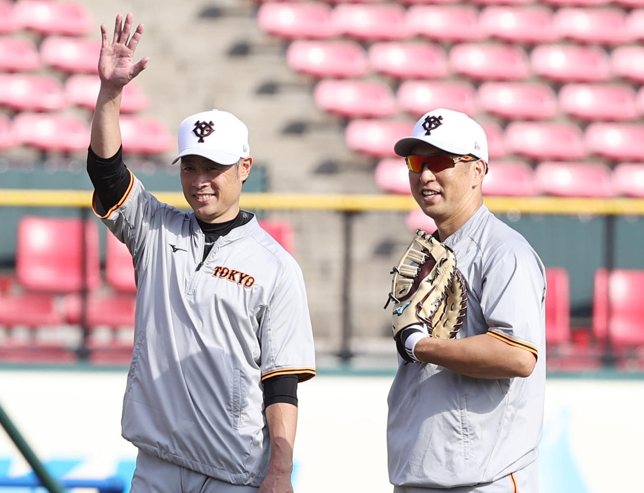 日本代表対巨人　試合前、日本代表坂本勇人に笑顔で手を振る巨人亀井（左）と中島（2021年7月25日撮影）