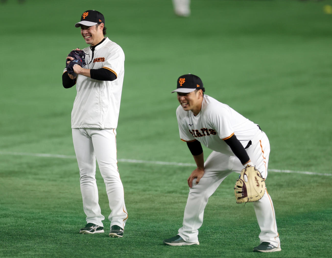 巨人対広島　試合前の練習で談笑する亀井（左）と中島（2021年4月25日撮影）