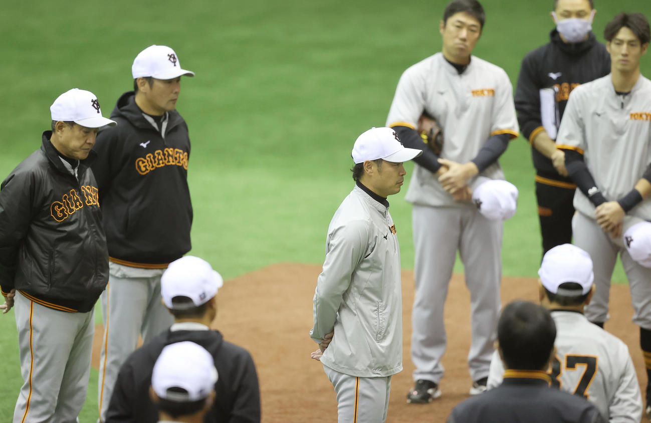 練習前、引退を発表した巨人亀井（中央）はスタッフ、ナインの前であいさつする。左は原監督（撮影・垰建太）