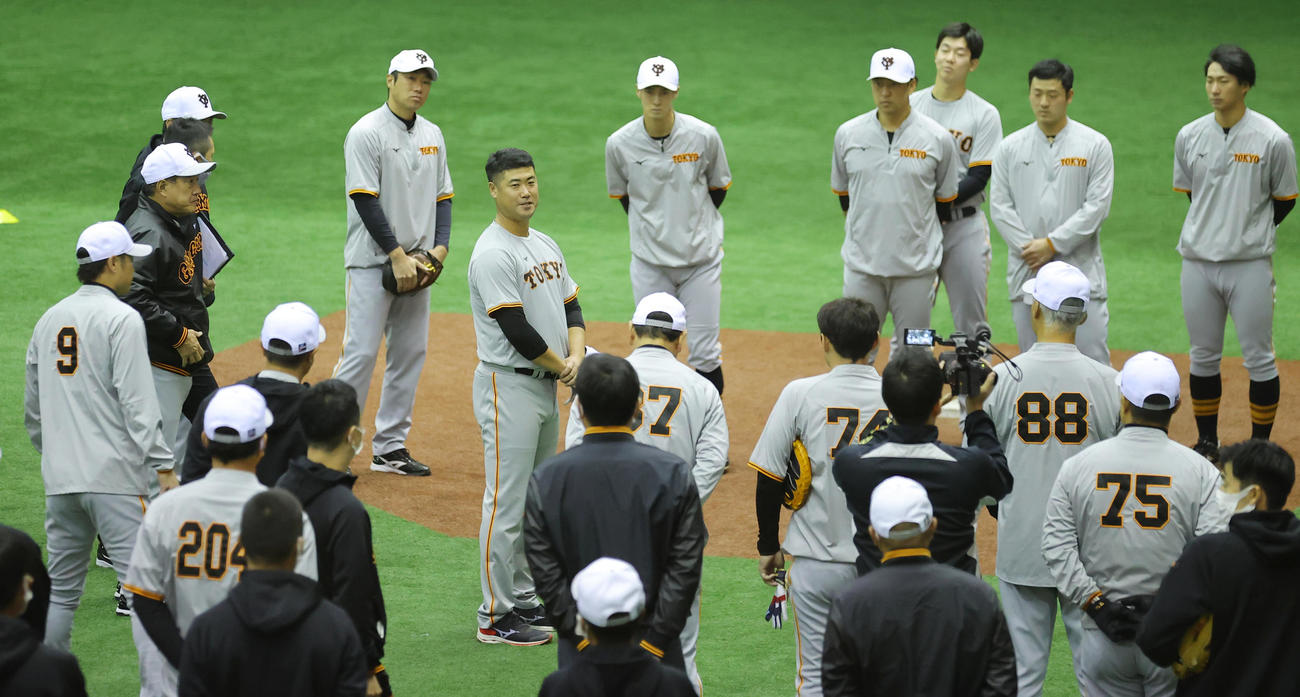 練習前、引退を発表した巨人大竹（中央）はスタッフ、ナインの前であいさつする（撮影・垰建太）
