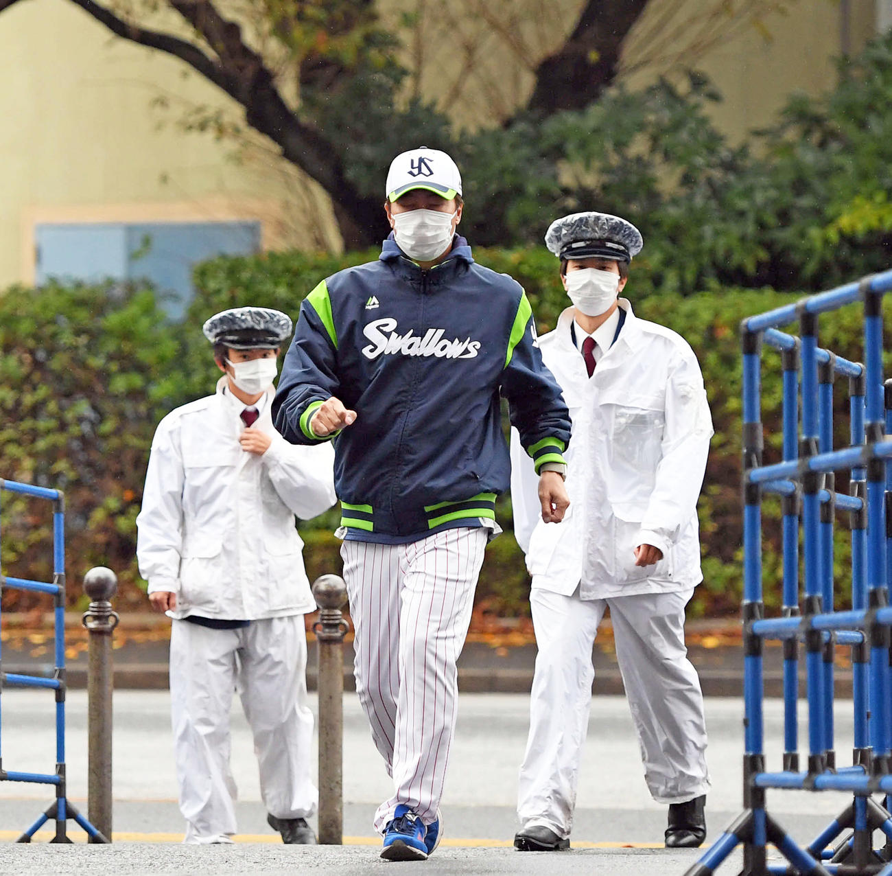 ヤクルト－広島戦が雨天中止となり、練習を終えてクラブハウスに引き揚げるヤクルト高津監督（撮影・たえ見朱実）