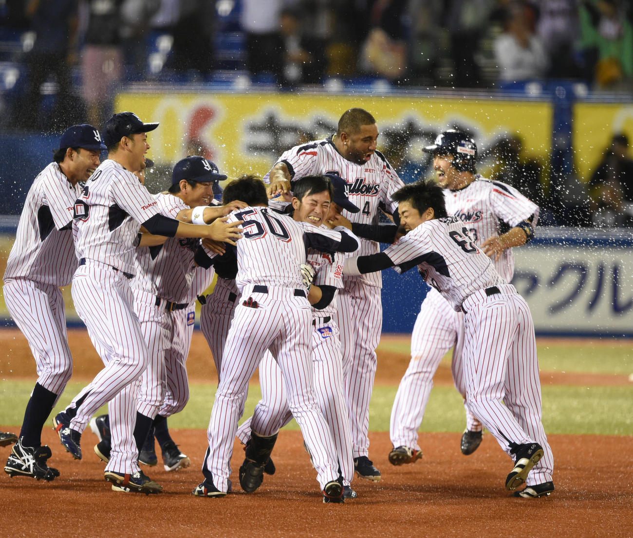 15年10月、阪神戦でサヨナラ打を放ちナインの祝福を受けるヤクルト雄平（中央）