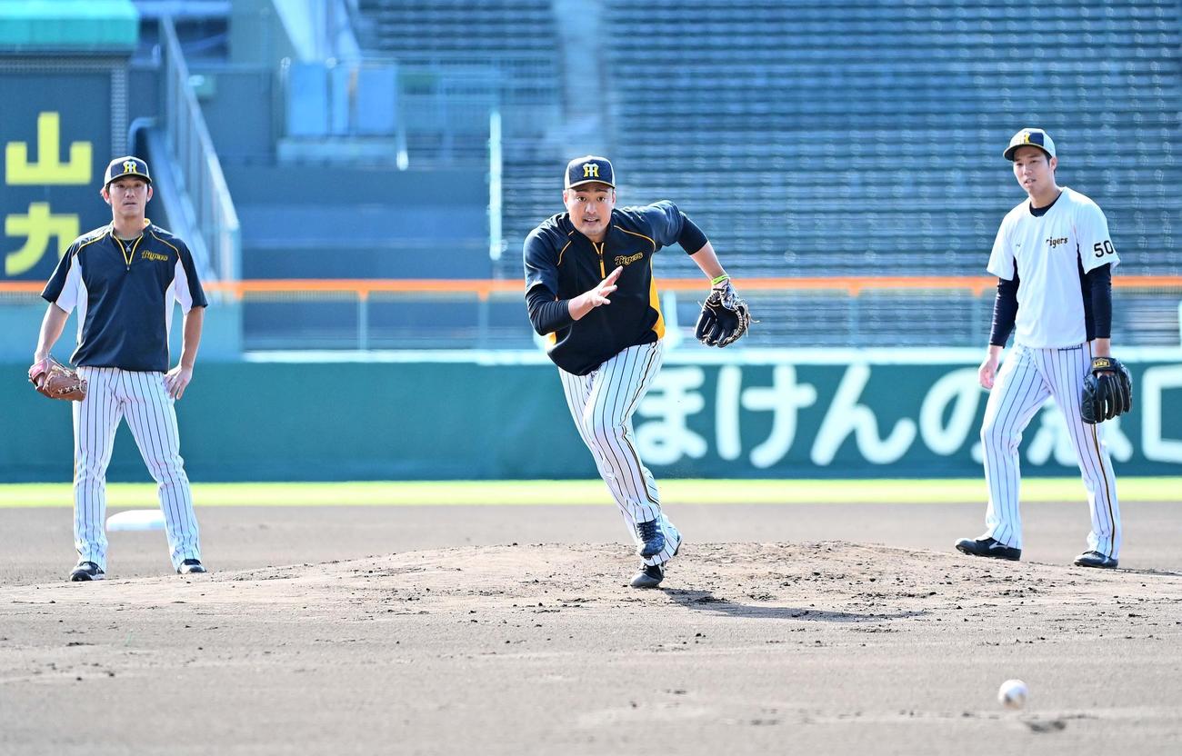 マウンドでノックを受ける、左から阪神伊藤将、秋山、青柳（撮影・上田博志）