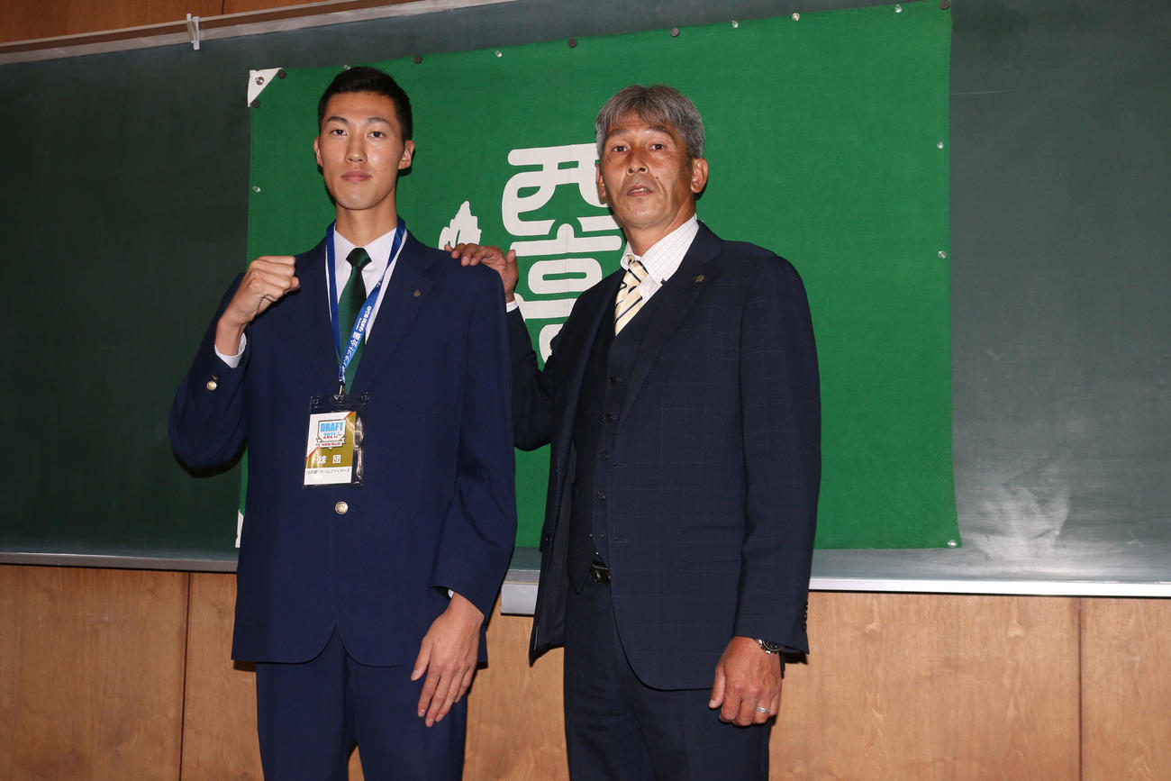 日本ハムから指名あいさつを受けた育成1位の八戸西・福島（左）と白井スカウト（撮影・田中彩友美）