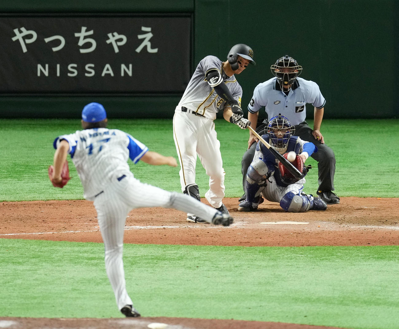 8月19日DeNA戦、左越え本塁打を放つ佐藤輝明