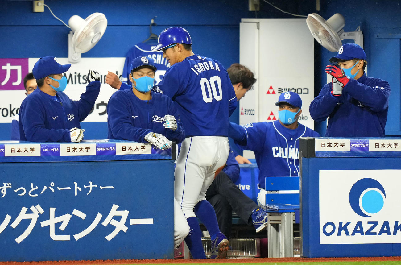 DeNA対中日　5回表途中、プロ初安打を放った中日石岡（中央）はチームメートに祝福される（撮影・横山健太）