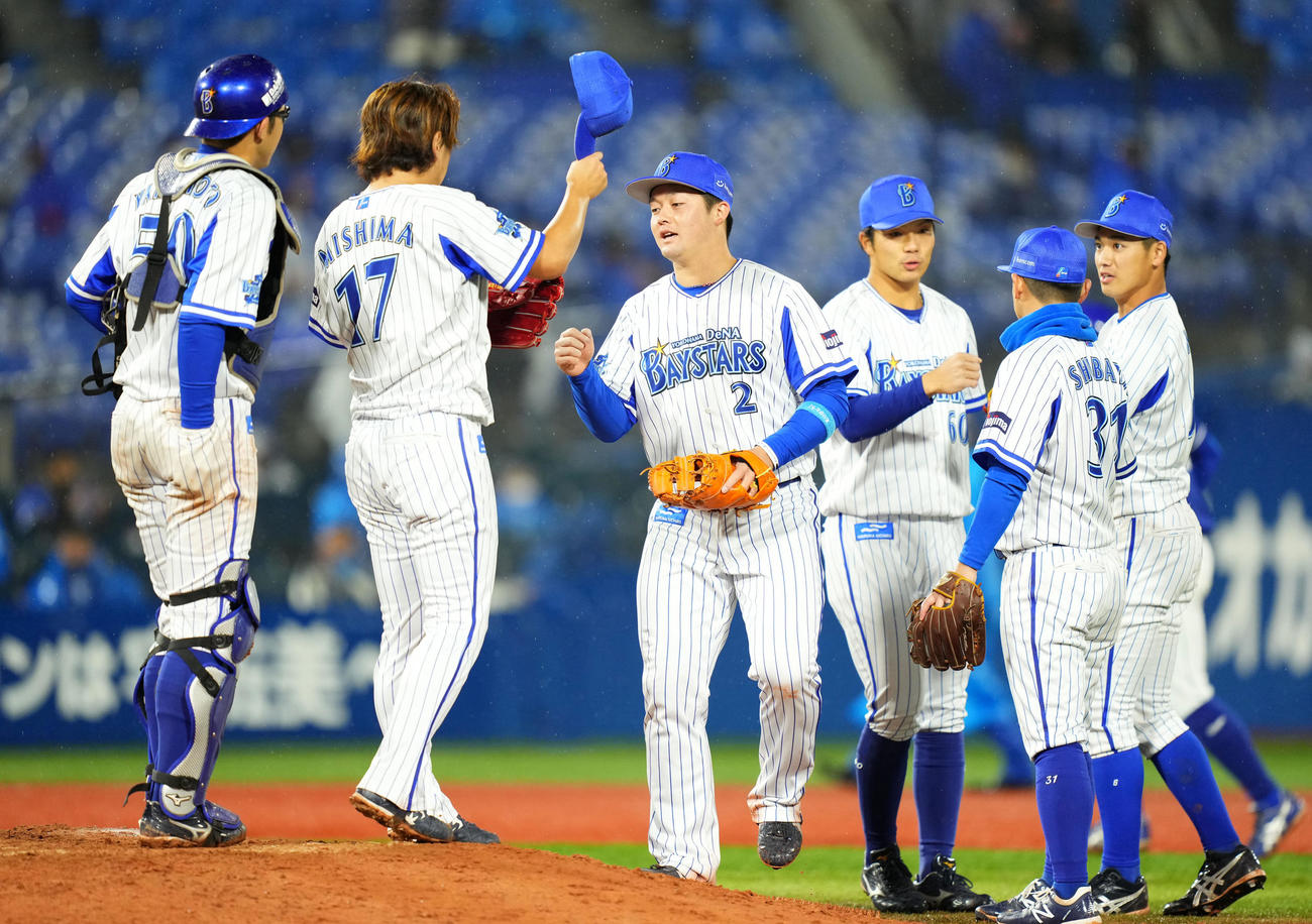 DeNA対中日　中日に勝利しタッチをかわすDeNAナイン（撮影・横山健太）